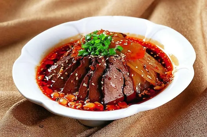 Lengua de res y buey en rodajas con salsa de chile