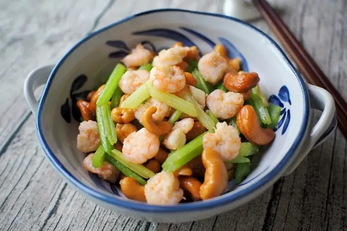 Camarones Salteados con Anacardos (Sautéed Shrimp with Cashew Nuts)