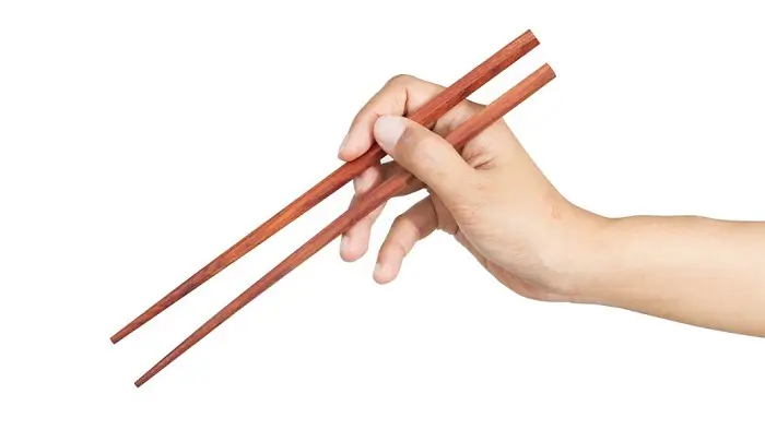 como agarrar palillos chinos